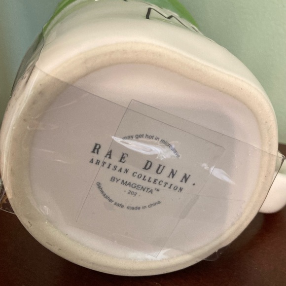 ☘️COPY - NWT! Rae Dunn “Kiss Me” Ceramic Mug with Hat Topper - Picture 4 of 4